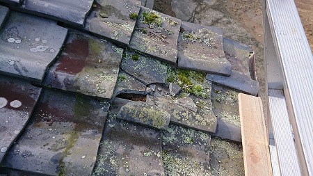 ケラバ際割れ及びズレ瓦